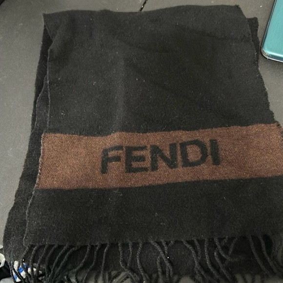 🔥EUC Fendi Scarf 💯 authentic  vintage condition clean only dry clean🔥 - Picture 6 of 6